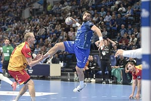 otp-bank-pick-szeged-gog-bajnokok-ligaja-merkozes-szokodi-academy-media-2 - szokodi academy media OTP Bank - Pick Szeged - GOG 33 - 33. Rosta Miki lövés közben, GOG játékosa csak szemlélni tudja a helyzetet.
