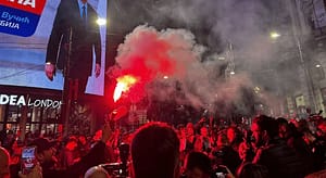 szerb ünneplők - szokodi academy media Így ünnepelték a szerbek a Új Diákkormány győzelmét.