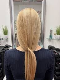 szokodi hair szalon - szokodi academy media Szokodi HAIR Szalonban. Egy győnyőrű szőke hajú hölgy ül a székben hátulról fotózva és a hosszú haját Szokodi László mesterfodrász a fele hossznál áttekerte és a többi lefelé lóg.