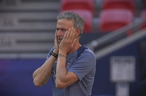 2026-0530-Bajnokok-ligája-döntő-Luis Enrique-PSG-Arsenal- Fotó-Szokodi László-Szokodi Academy Media 1 - Szokodi Academy Media Man in a blue athletic shirt presses his hands to his cheeks, looking distressed on a sports field. Luis Enrique PSG coach , The Champions Leaugue final PSG-Arsenal final , Budapest.