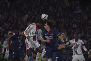 2026 0419 psg - lyon 1 - szokodi academy media Vitinha a PSG középpályás játékosa jobbról , küzd a labda megszerzéséért, a mellette álló O. Lyon játékosával.